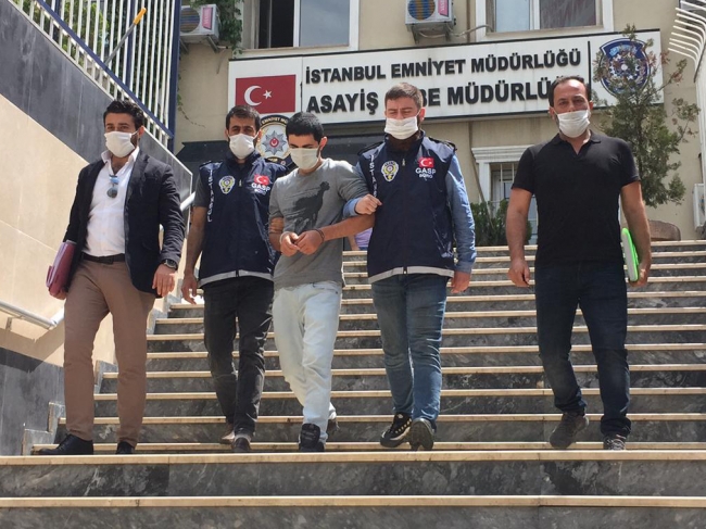 Kuyumcuya biber gazı sıkan cerrahi maskeli gaspçı kamerada